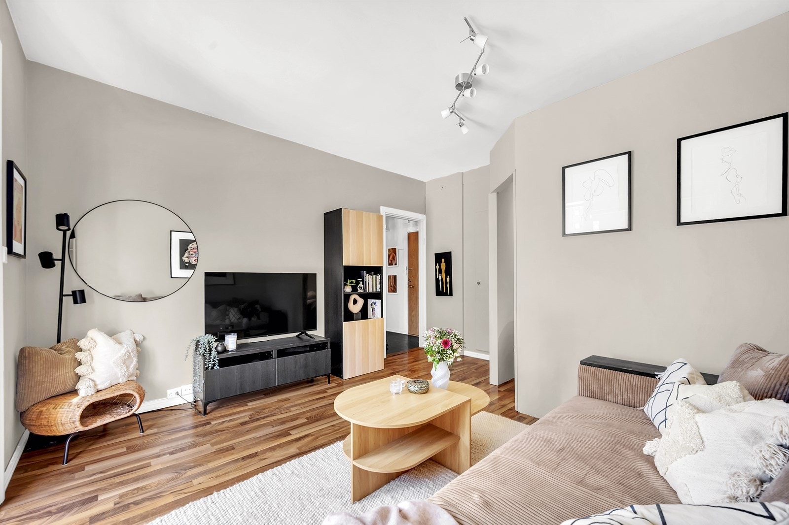 Borettslaget har inngått en Telia-avtale (gyldig til 31.12.2025) som inkluderer Kabel-TV og Internett med hastighet på 100/100 Mbps. Galleribilde