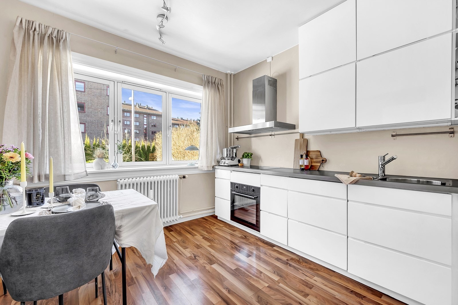 Moderne kjøkken med glatte fronter og godt med skap- og benkeplass. Galleribilde