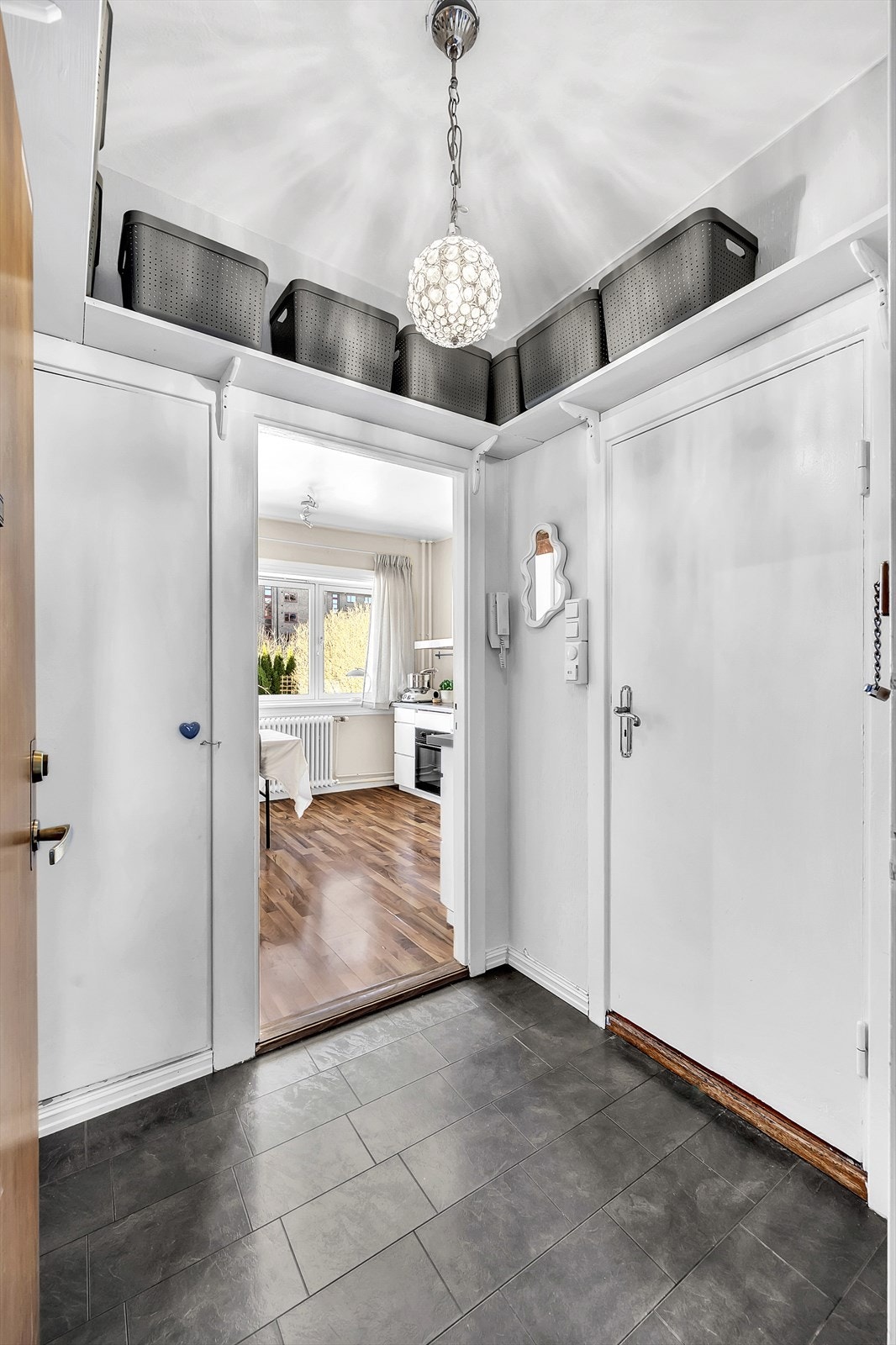 Fra gangen er det adkomst til kjøkken og baderom. Galleribilde