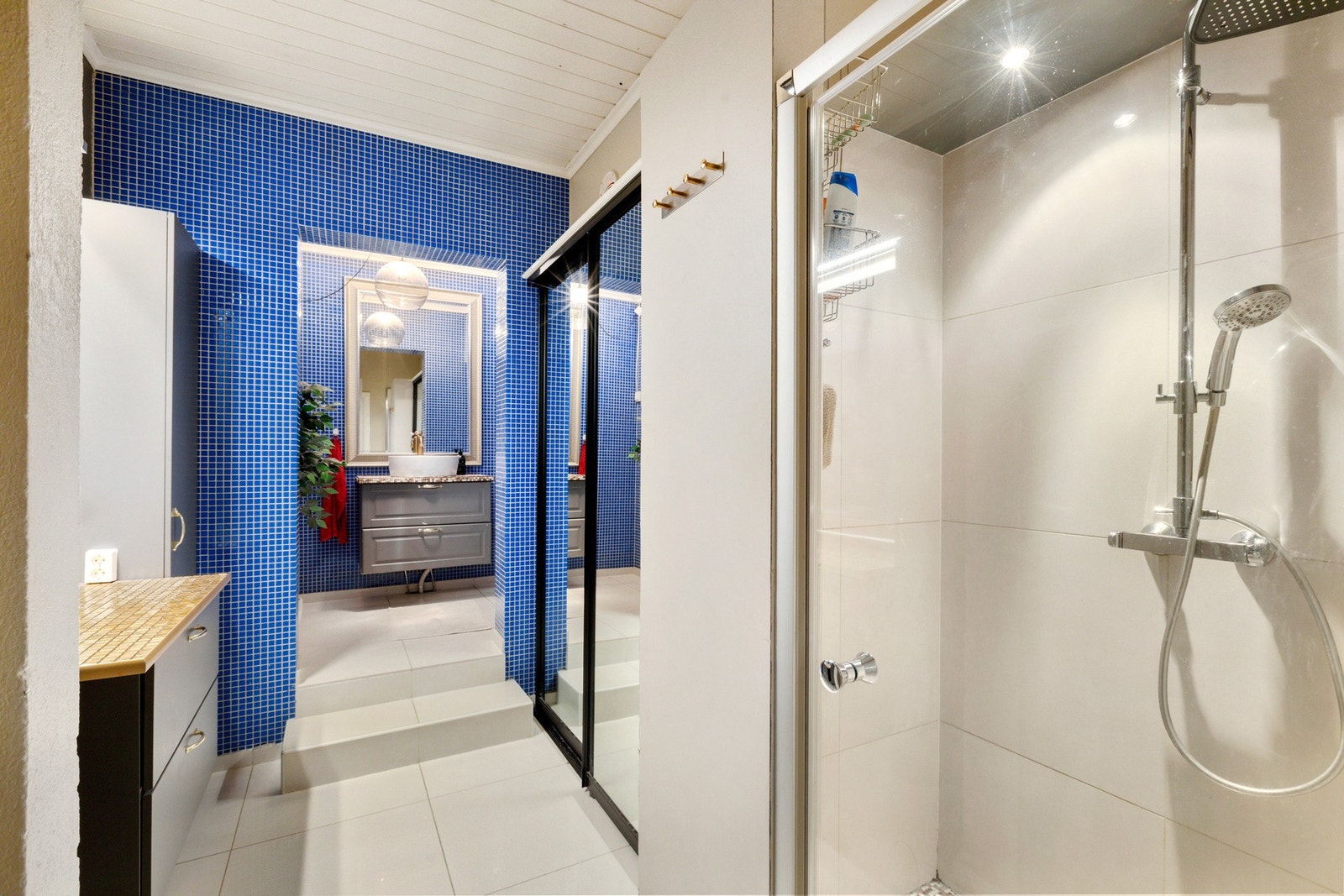 Bad med garderoberom på 10 kvm i 1. etasje. Galleribilde