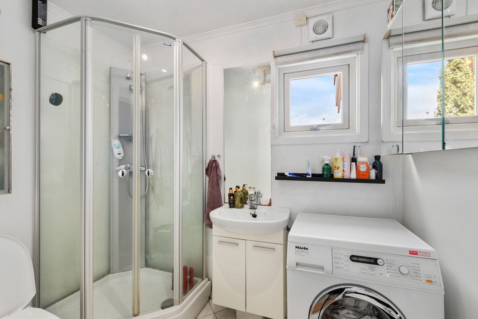 Baderom i 2. etasje med flislagt gulv, gulvvarme, wc, dusjkabinett og opplegg for vaskemaskin. Galleribilde