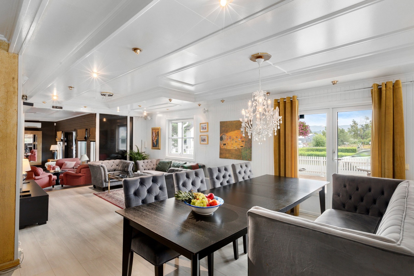 Spisestue og kjøkken utgjør 61 kvm og har utgang til stor terrasse. Galleribilde