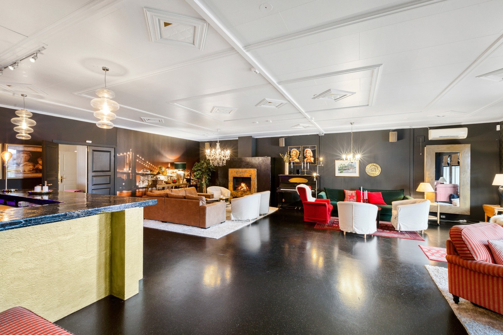 Den største stuen er på 91 kvm og er bla. innredet med gasspeis og en stor bar. Galleribilde