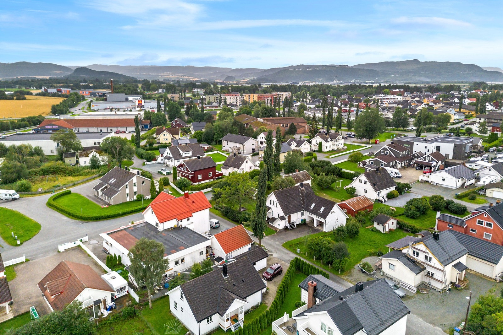 Boligen ble bygget som en butikk med leilighet i 2. etasje. Butikken ble påbygget med 166 kvm på et plan i 1977. Galleribilde
