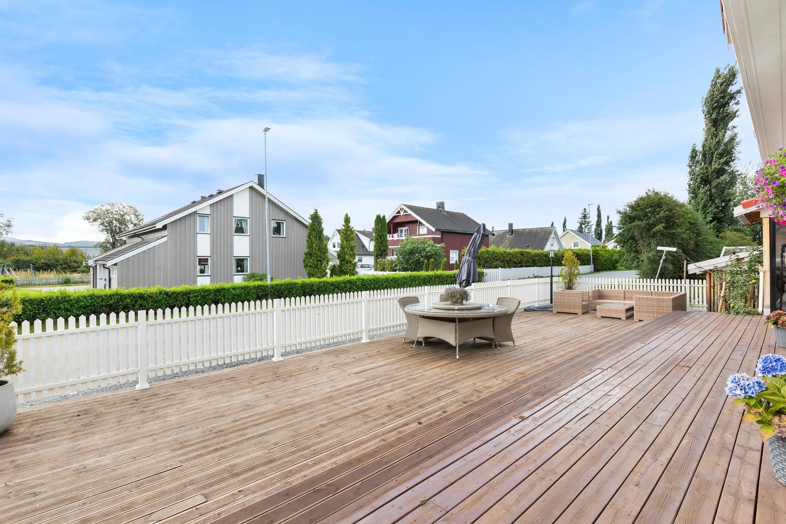 Tomtearealet er på 875 kvm og er godt utnyttet - Rikelig med boltreplass samt dobbel garasje. Galleribilde