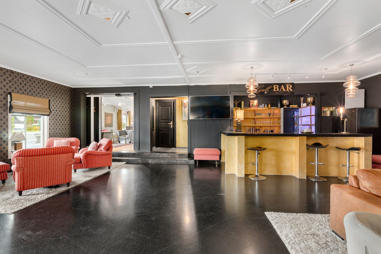 Baren er innredet med skyllekum og opplegg for oppvaskmaskin. Galleribilde