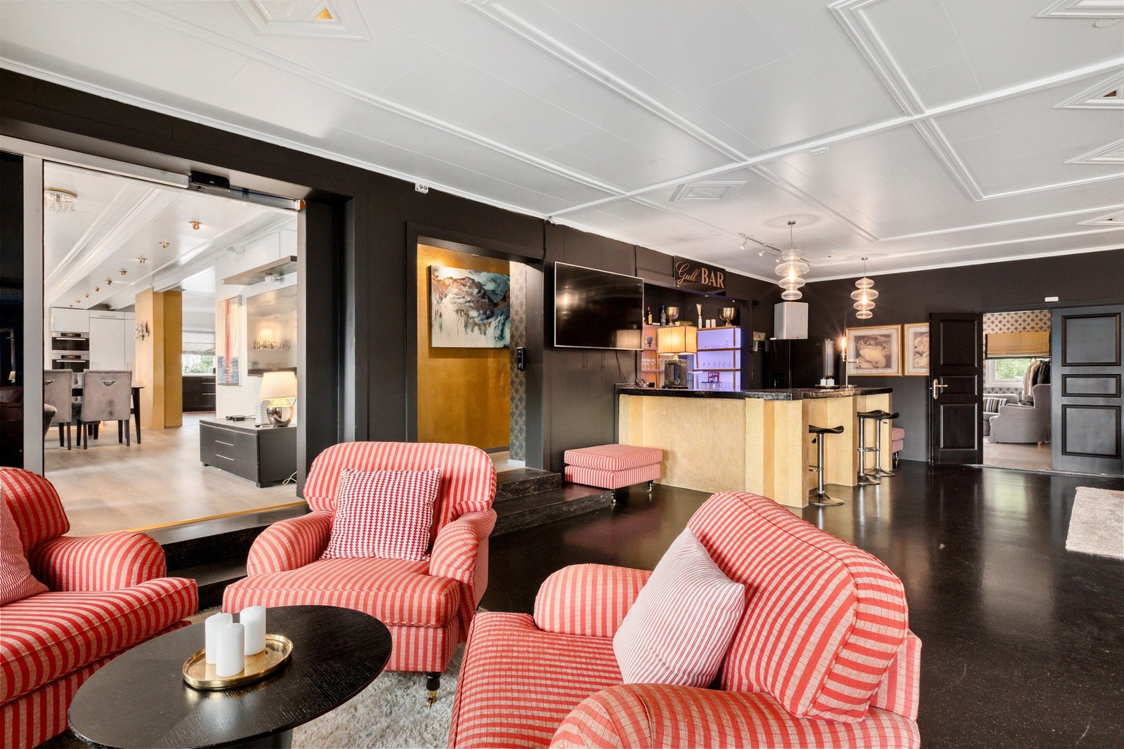 Hovedstue har påfølgende stue på 26,5 kvm og spisestue/kjøkken på 61 kvm. Galleribilde