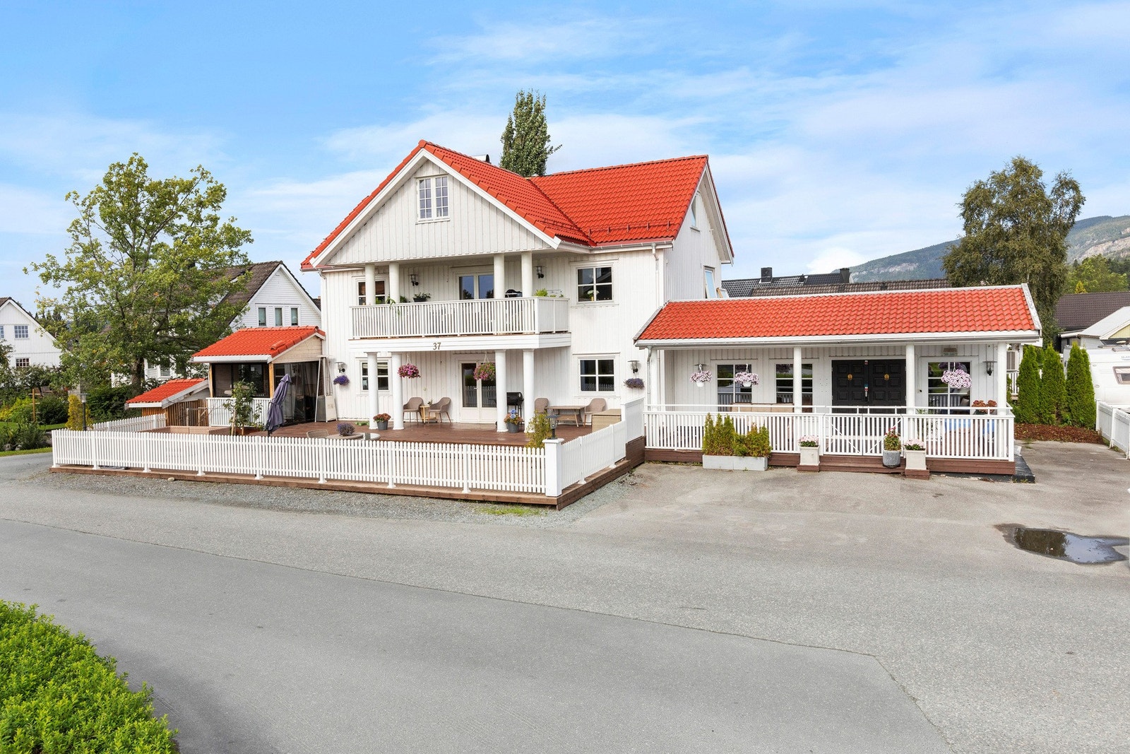 Eiendommen ligger i gangavstand til sentrum, torget, Kimen kulturhus, skoler og idrettsanlegg. Galleribilde