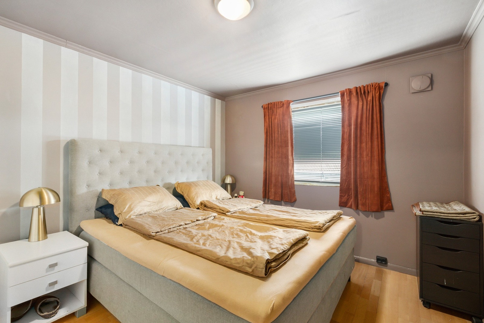 Soverom med tapet og lune farger. Galleribilde