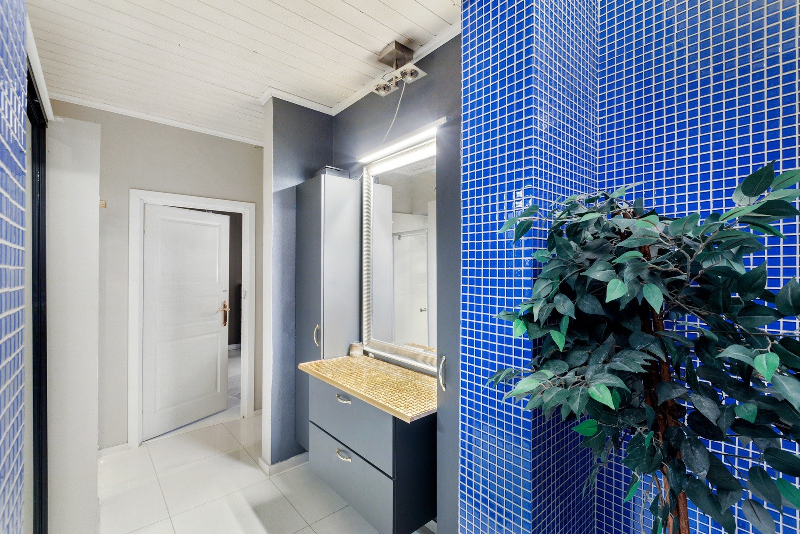 Flislagt gulv og gulvvarme - Flis, malt overflate og malt mur på vegger - Malt panel i tak. Galleribilde