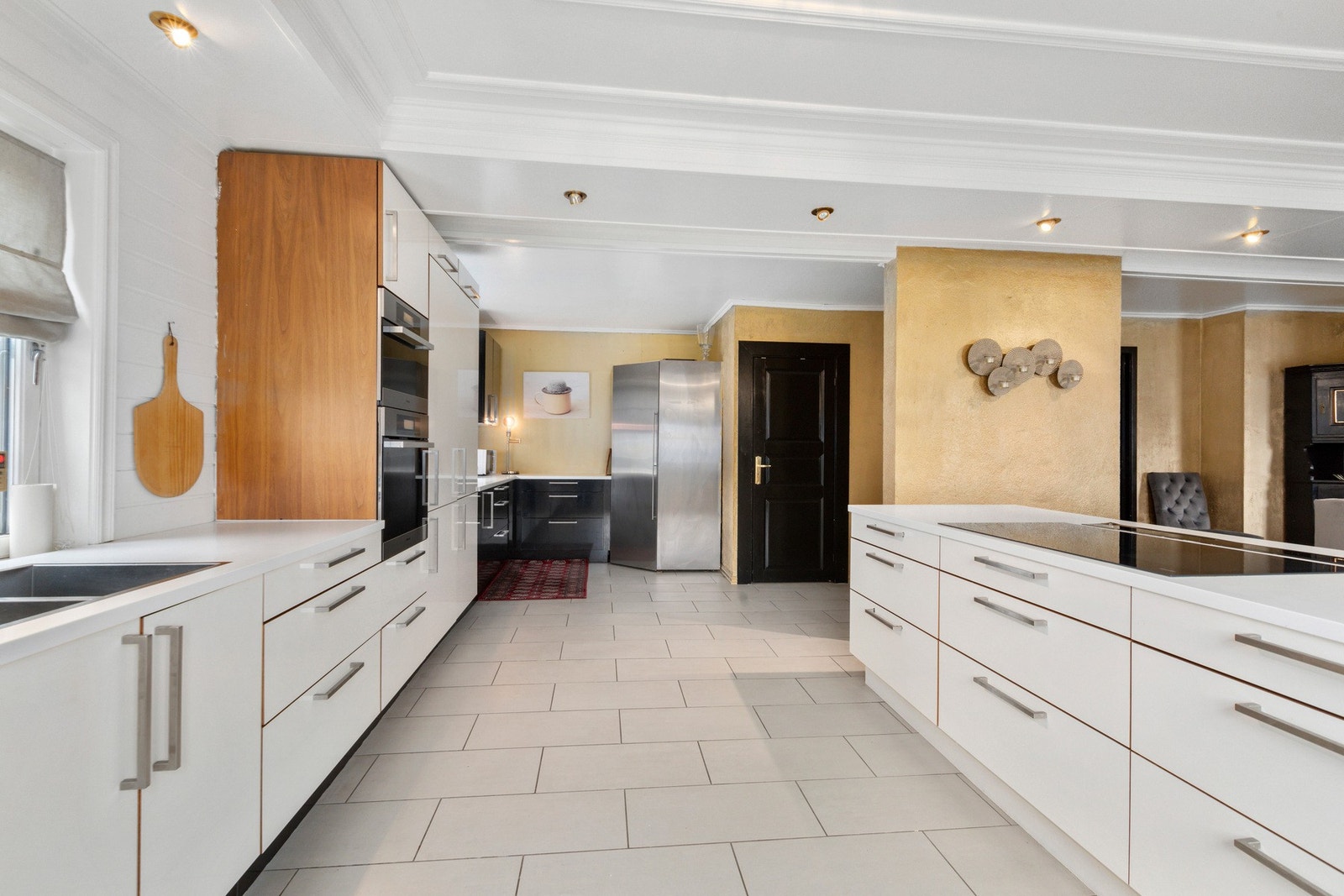 Praktisk med bod (spiskammer) i forbindelse med kjøkkenet til oppbevaring av kjøkkenredskap ol. Galleribilde