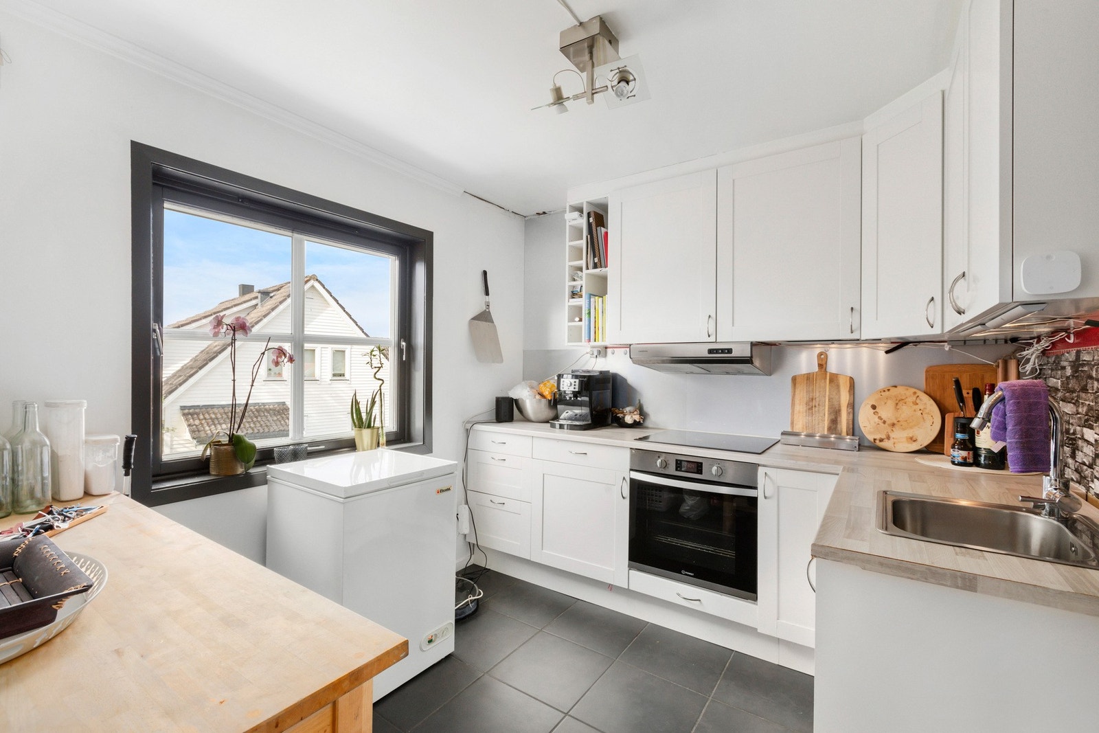 Kjøkken i 2. etasje med integrert stekovn og platetopp. Galleribilde