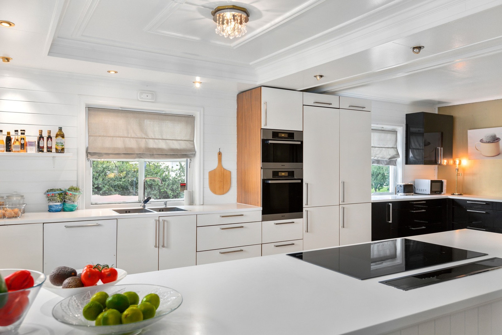 Svært god skap- og benkeplass - Kjøkkenøy med integrert platetopp og nedfelt avtrekksvifte. Galleribilde