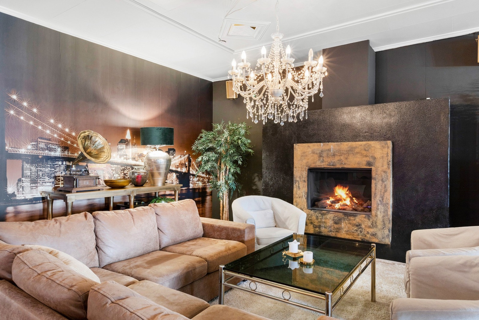 Boligen har gasspeis, elektrisk oppvarming, varmepumpe og vedfyring. Galleribilde