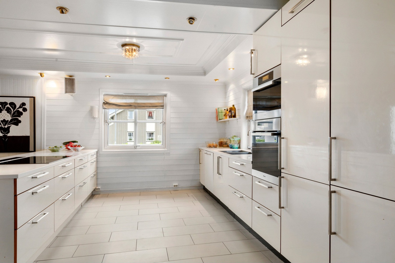 For øvrig er det integrert stekovn, fryseskap, oppvaskmaskin og kombiovn. Galleribilde