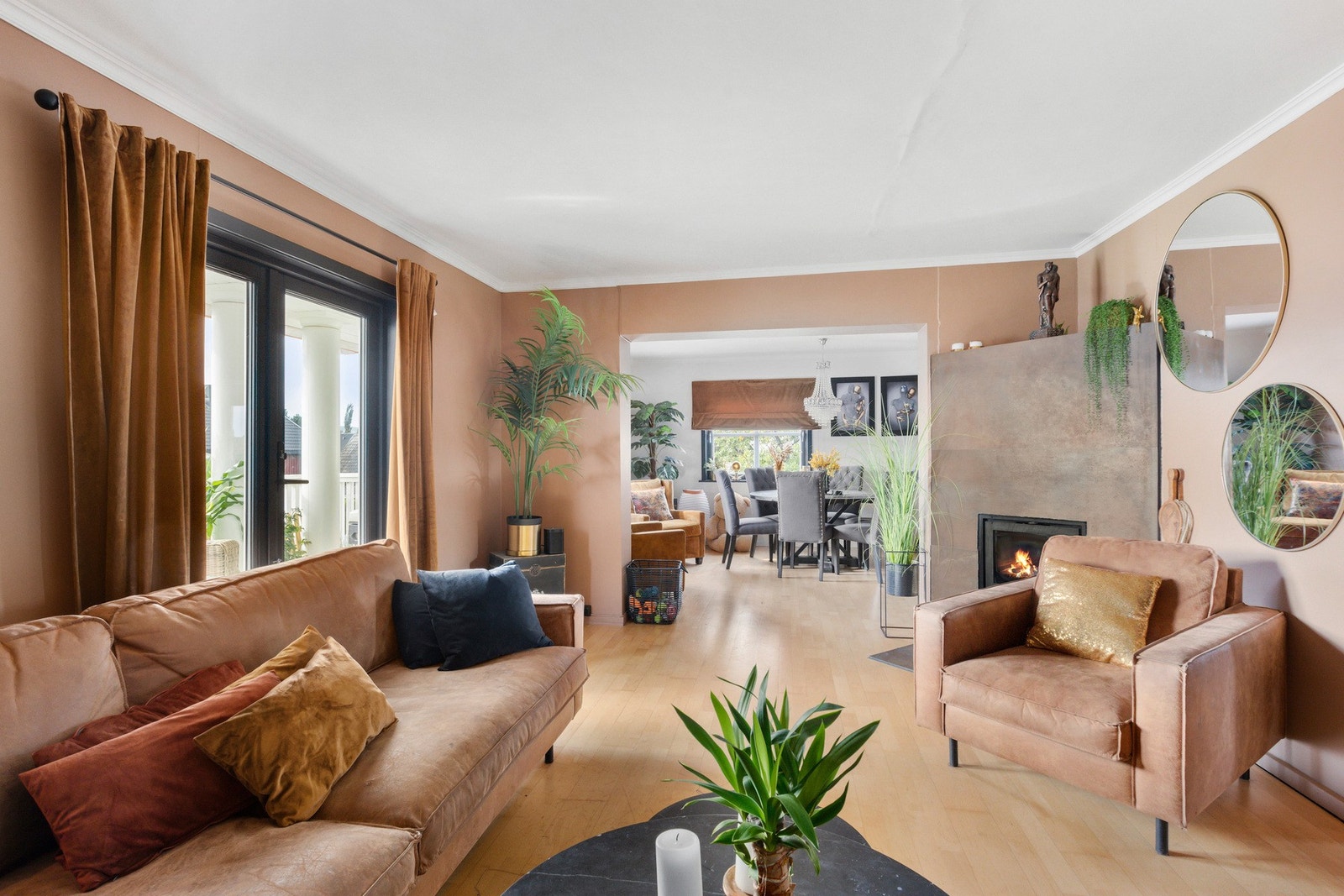 Stilfull stue i 2. etasje med utgang til takoverbygd veranda. Galleribilde