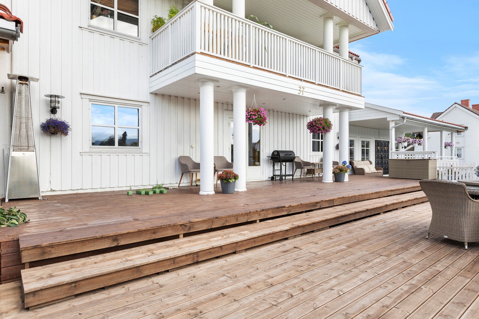 Terrasse på 122 kvm og en hagestue på 8 kvm. Galleribilde