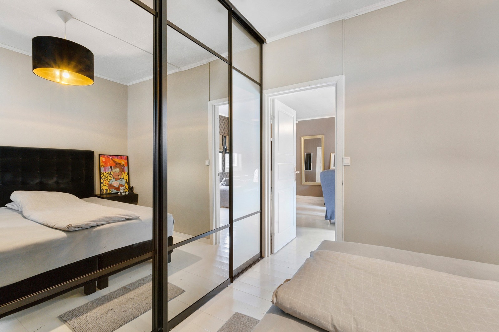 Soverom innredet med skyvedørsgarderobe i 1. etasje - Utgang til terrasse. Galleribilde