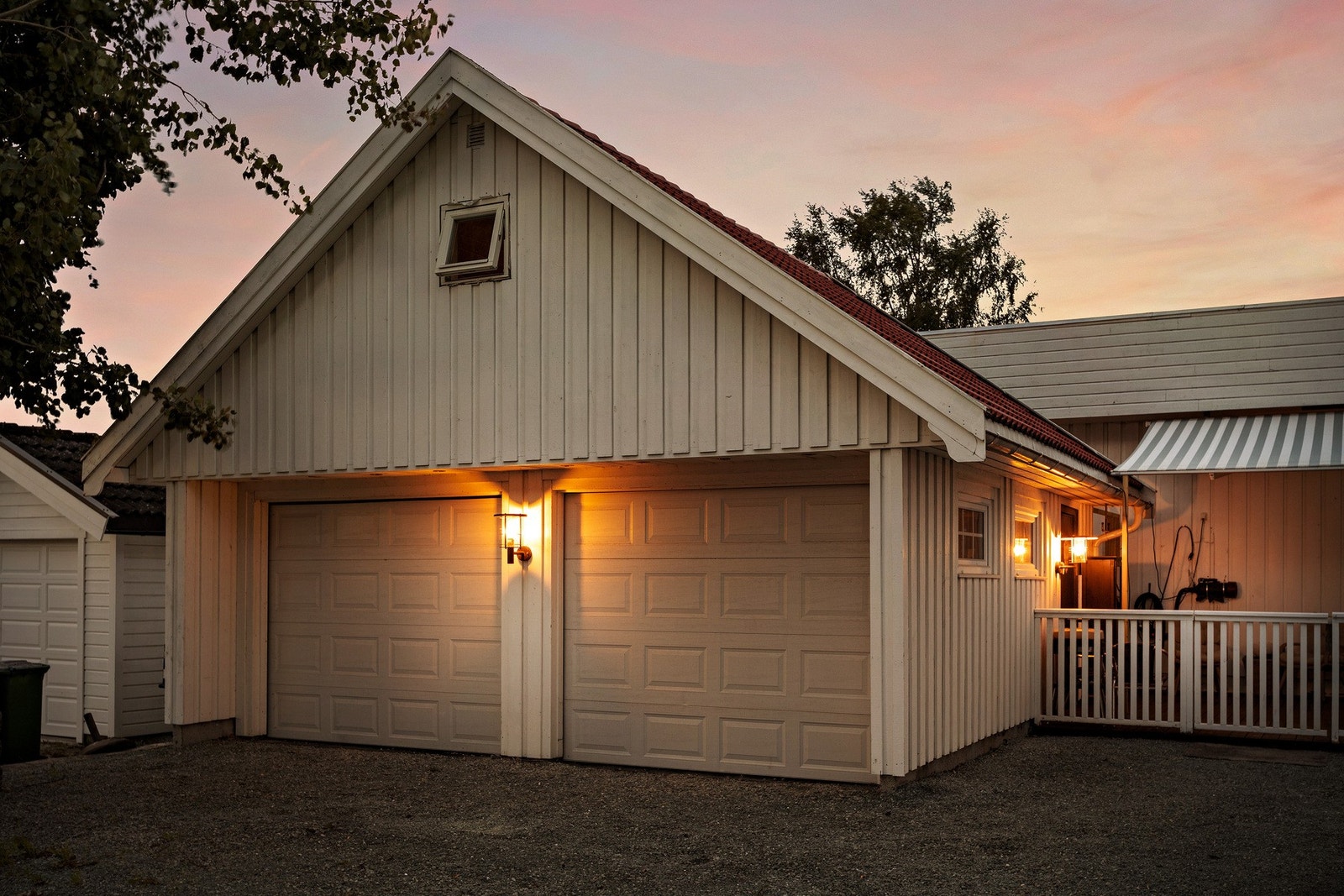 Dobbelgarasje i bakgården. Galleribilde