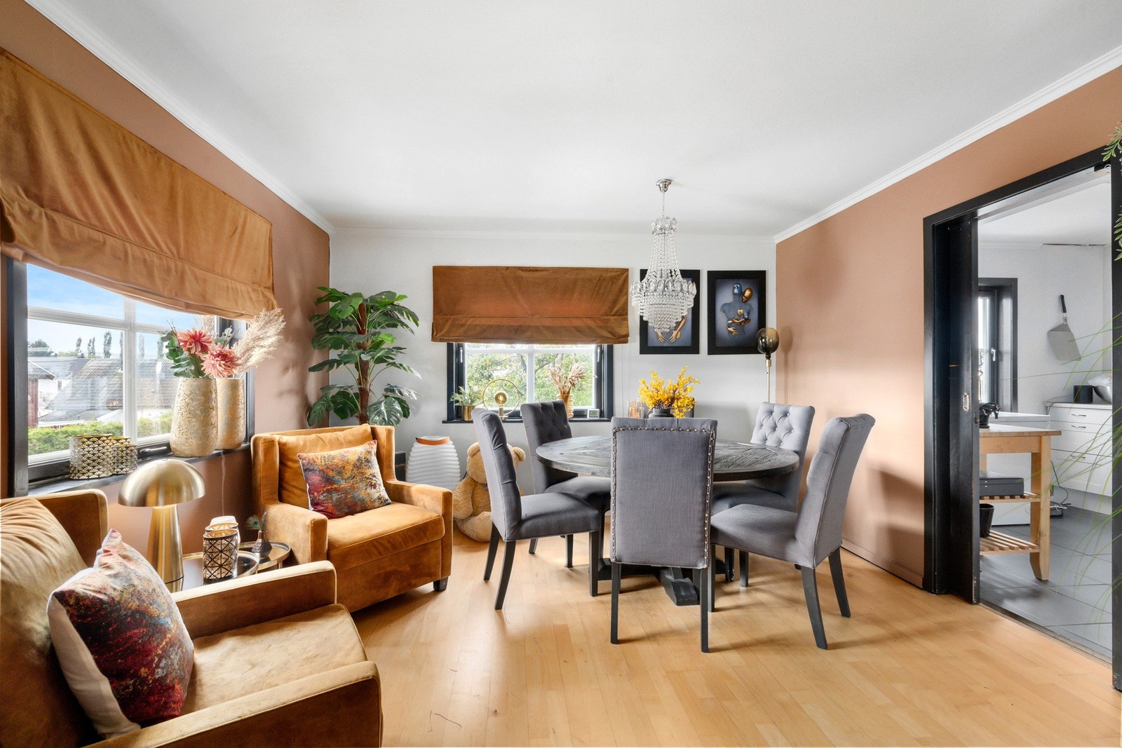 2. etasje rommer felles trapperom, gang, 2 soverom, stue, spisestue, kjøkken og bad. Galleribilde