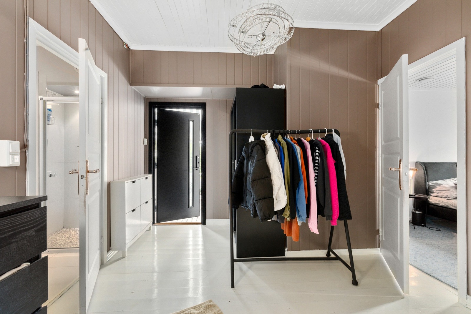 Leilighet i 2. etasje fra byggeår med to soverom og 2 stuer - eget kjøkken og baderom - den er vesentlig pusset opp og modernisert. Takoverbygget veranda på 13 kvm. Loftet inneholder en hybel - ikke bygge meldt. Galleribilde