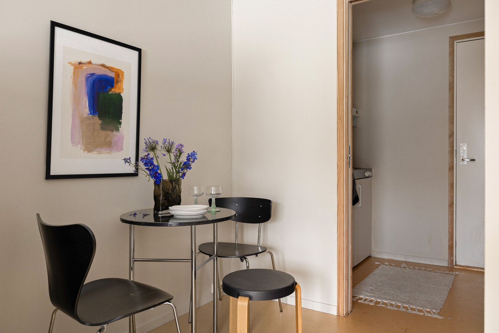 Mellom stue og kjøkken har du plass til et hyggelig spisebord. Galleribilde