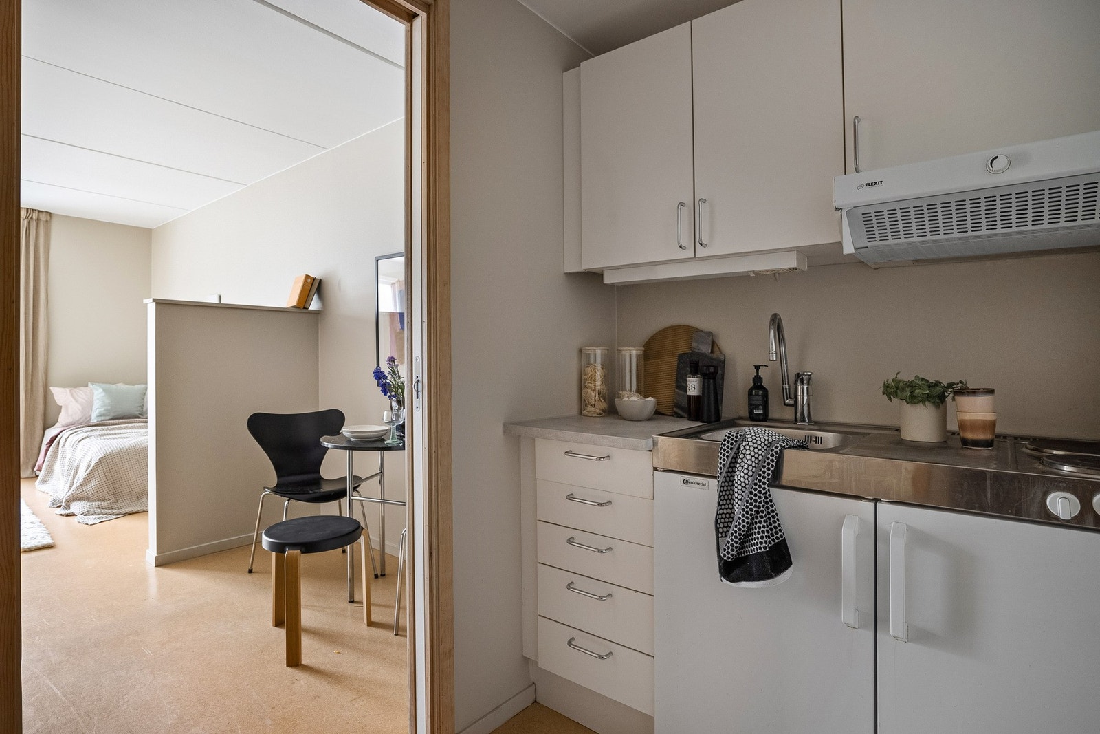 Kjøkkenet består av slette fronter, laminert benkeplate og stålbenk med integrert stålkum og platetopp. Galleribilde