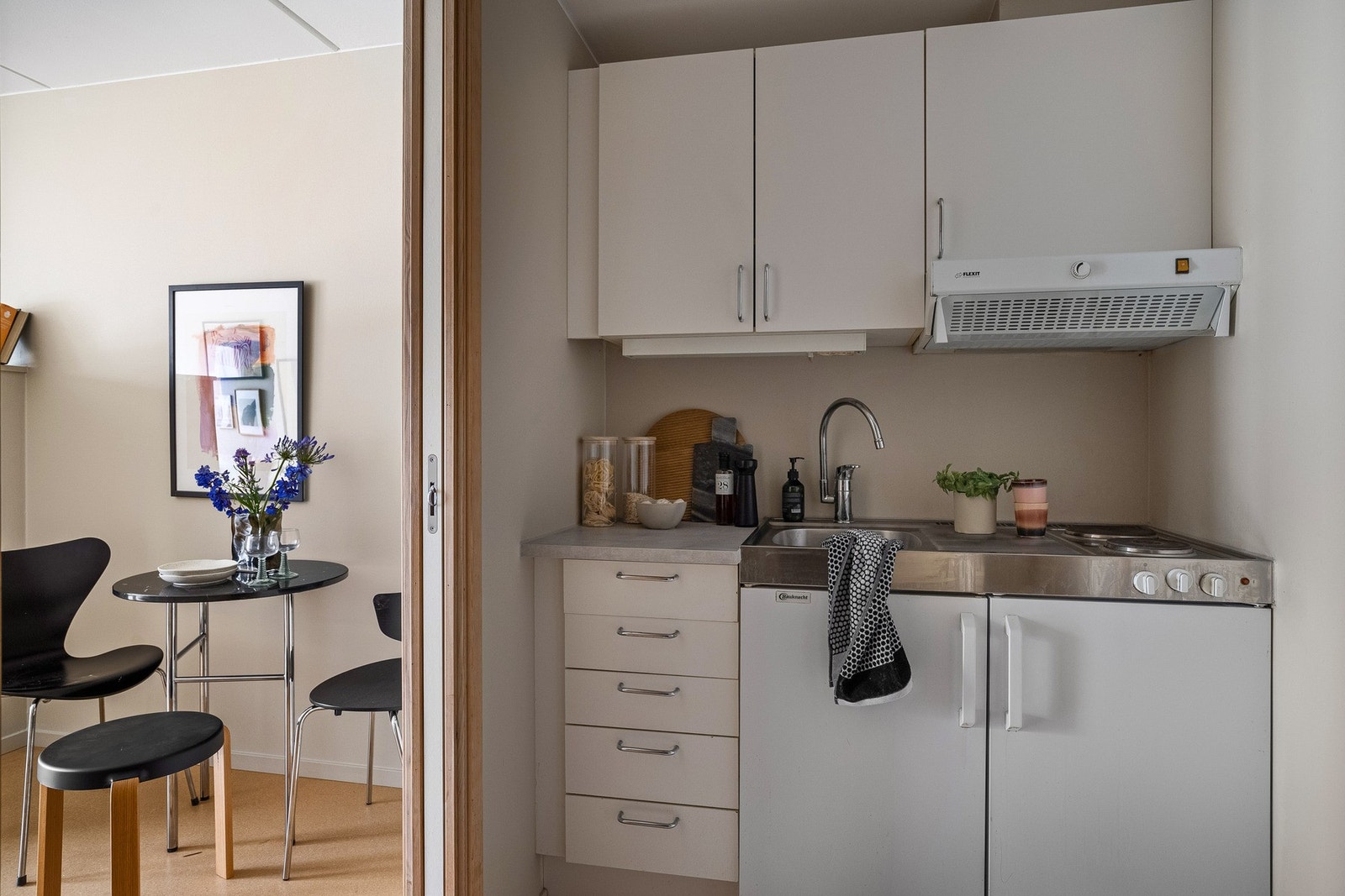 Kjøkkenet har i tillegg innebygd kjøleskap. Galleribilde