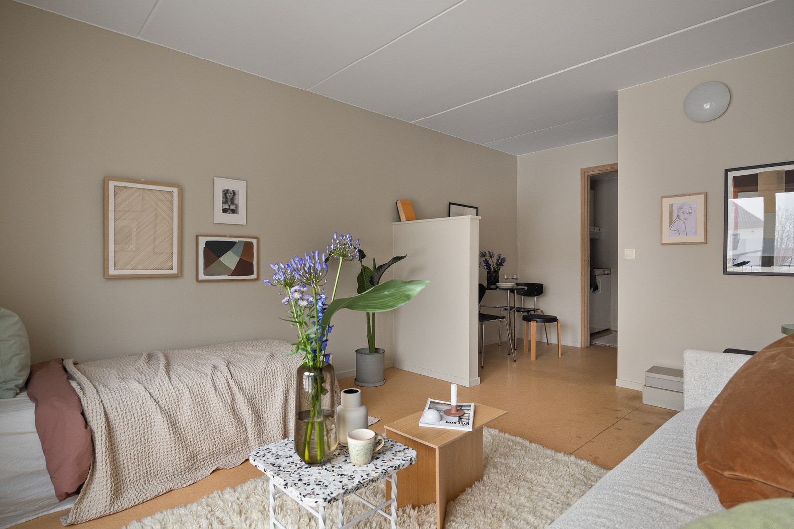 Her er det plass for sofa med tilhørende møblement og seng. Galleribilde