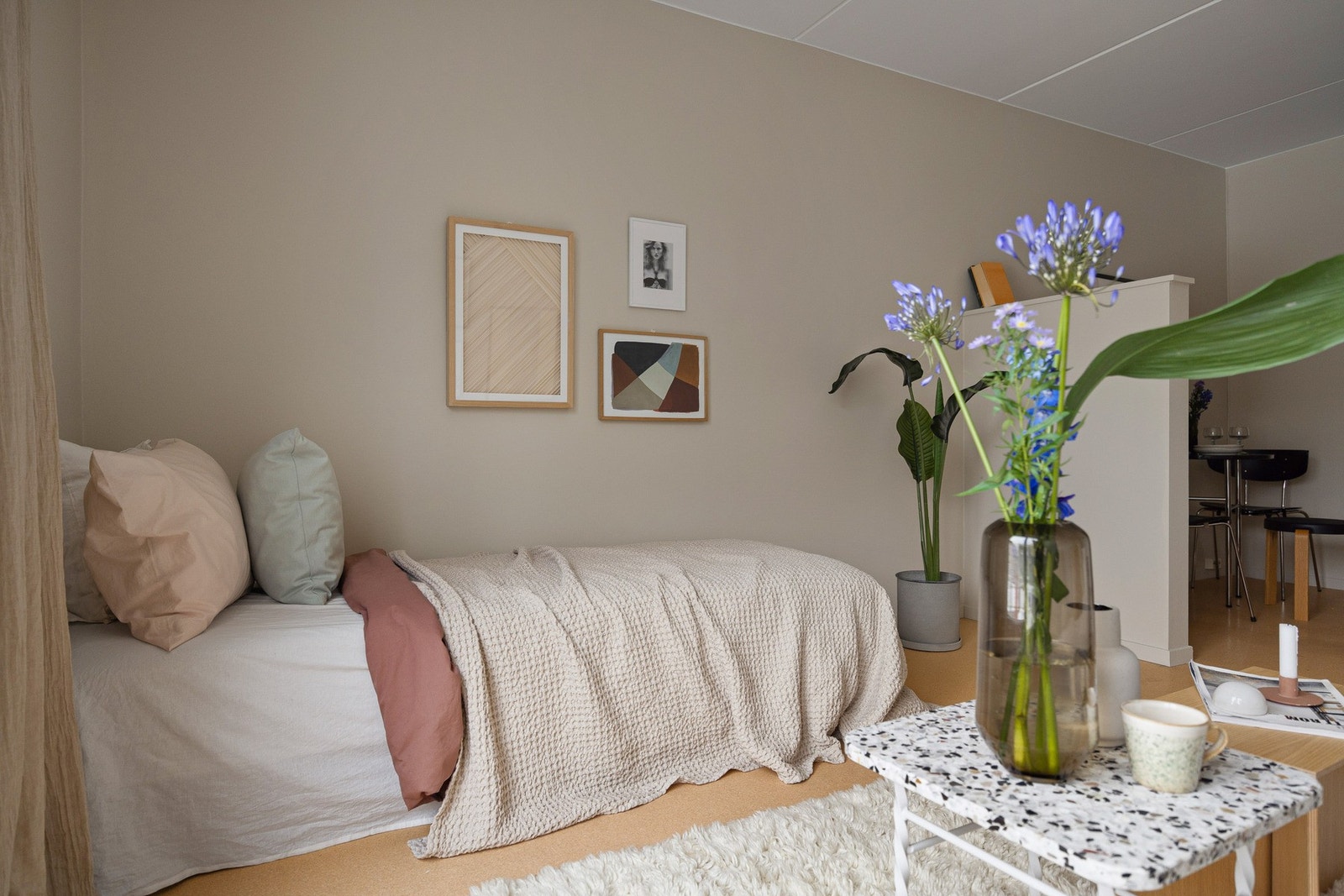 Leiligheten har naturlige soner for møblering, med en skillevegg mellom sofahjørne og spisebord. Galleribilde