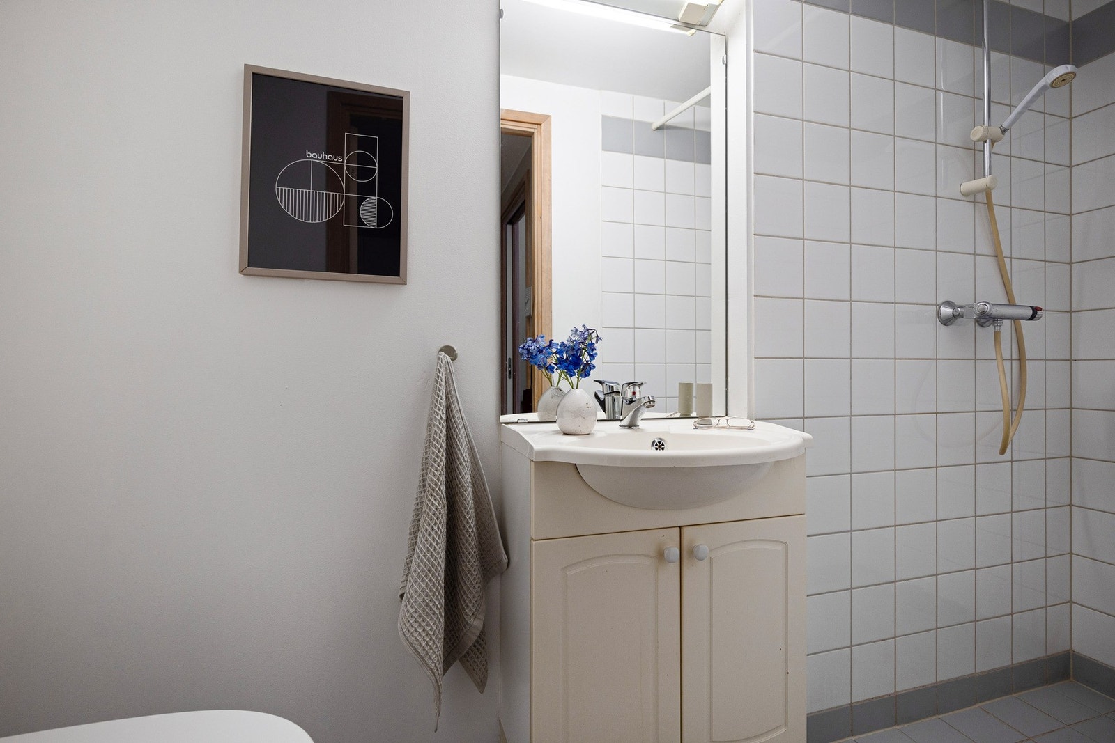 Lyst og delvis flislagt bad/wc. Galleribilde