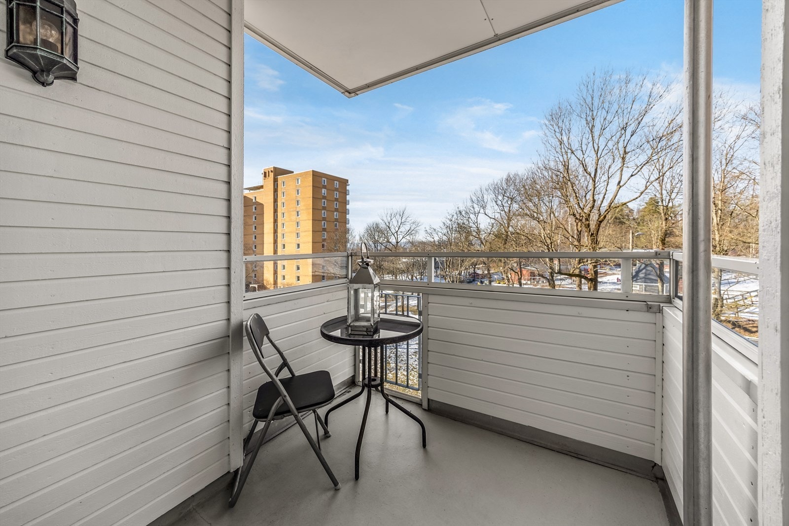 Perfekt førstegangskjøp! Lys ettroms beliggende i byggets tredje etasje med solrik balkong. Galleribilde