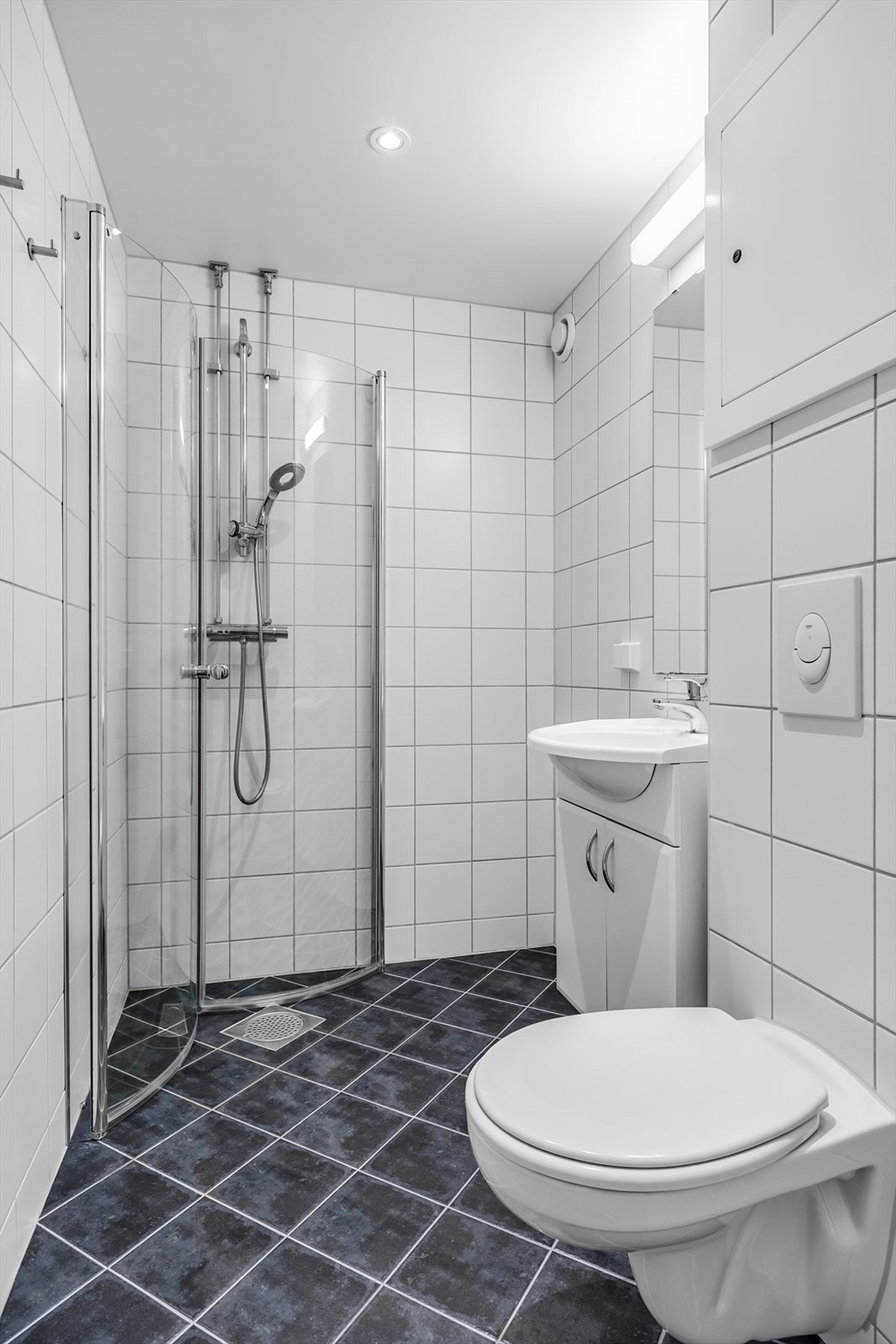 Baderommet er rehabilitert (2015) i regi av borettslaget med nye overflater, sluk, røropplegg og membranløsninger. Galleribilde