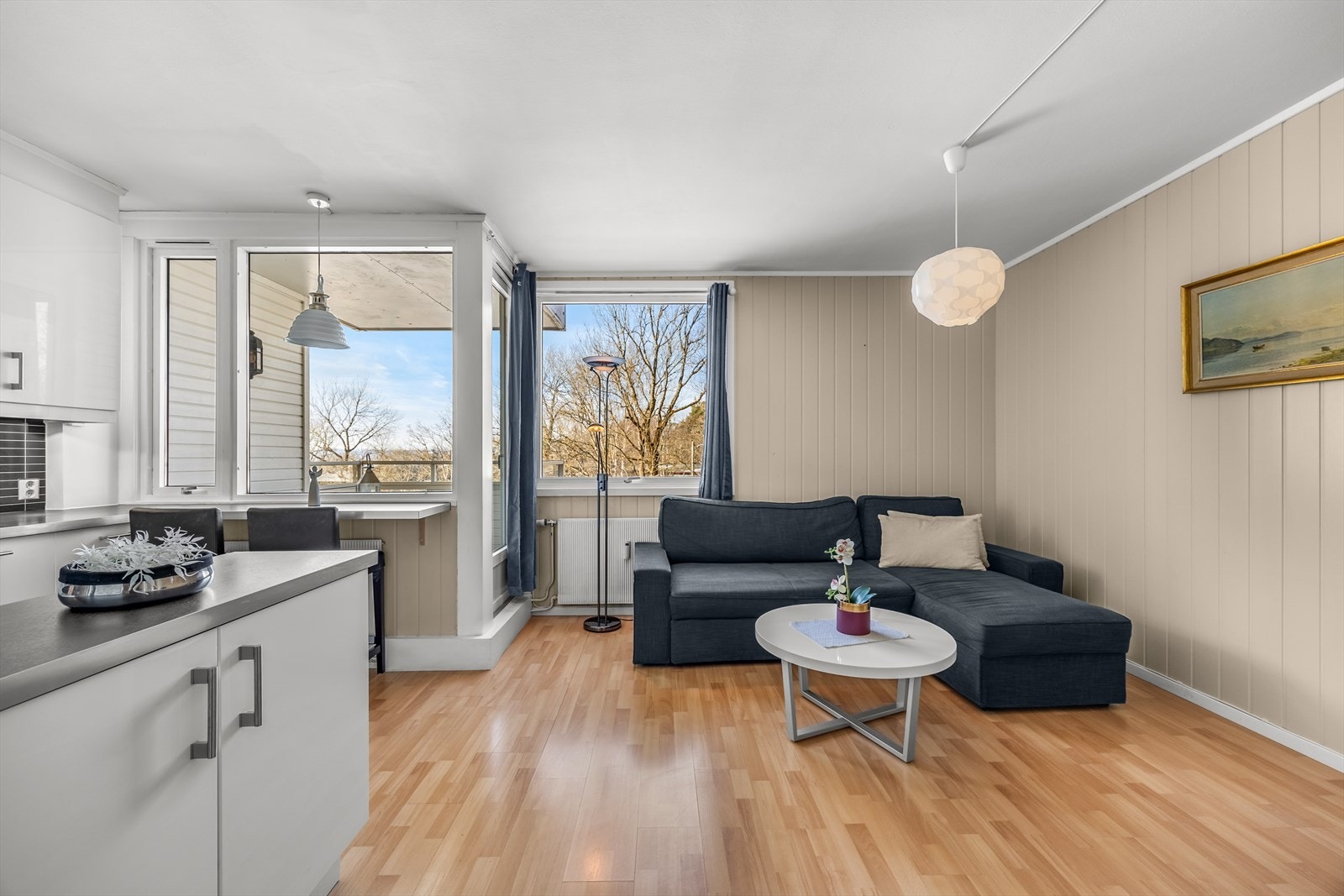 Lys stue med store vindusflater som slipper inn rikelig med dagsslys og gir en god romfølelse. Galleribilde