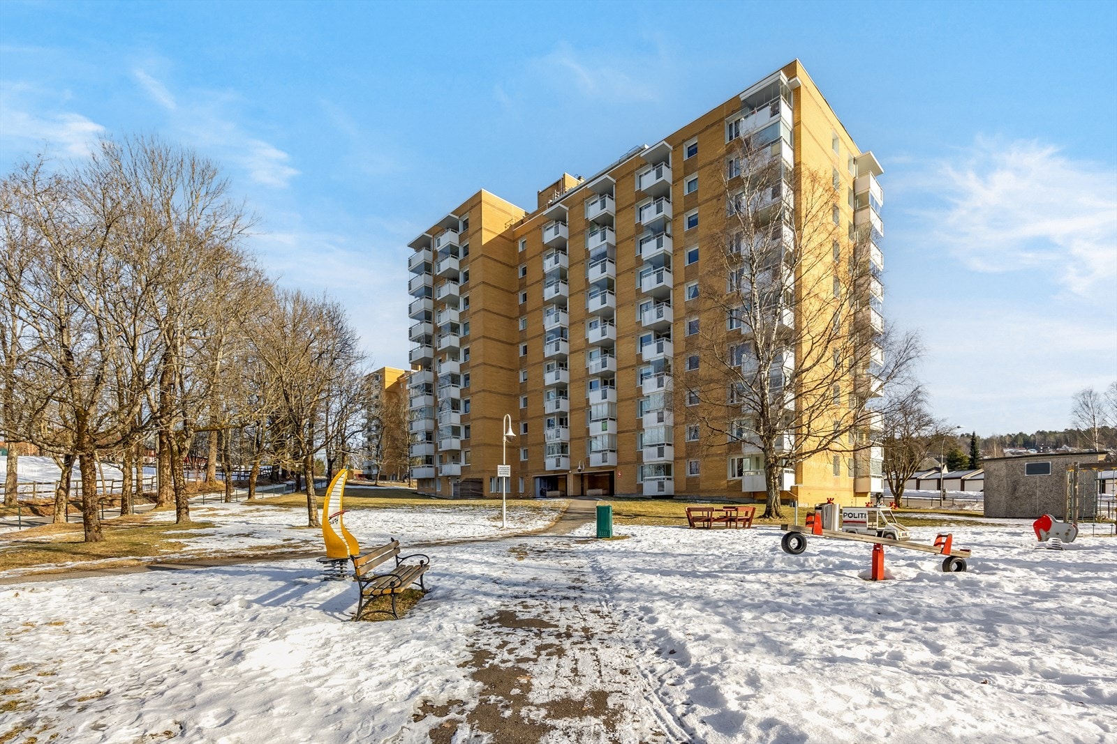 Lønnealleen borettslag består av 207 andelsleiligheter fordelt på 3 høyblokker. Her vil du bo i et veldrevet og trivelig borettslag. Galleribilde
