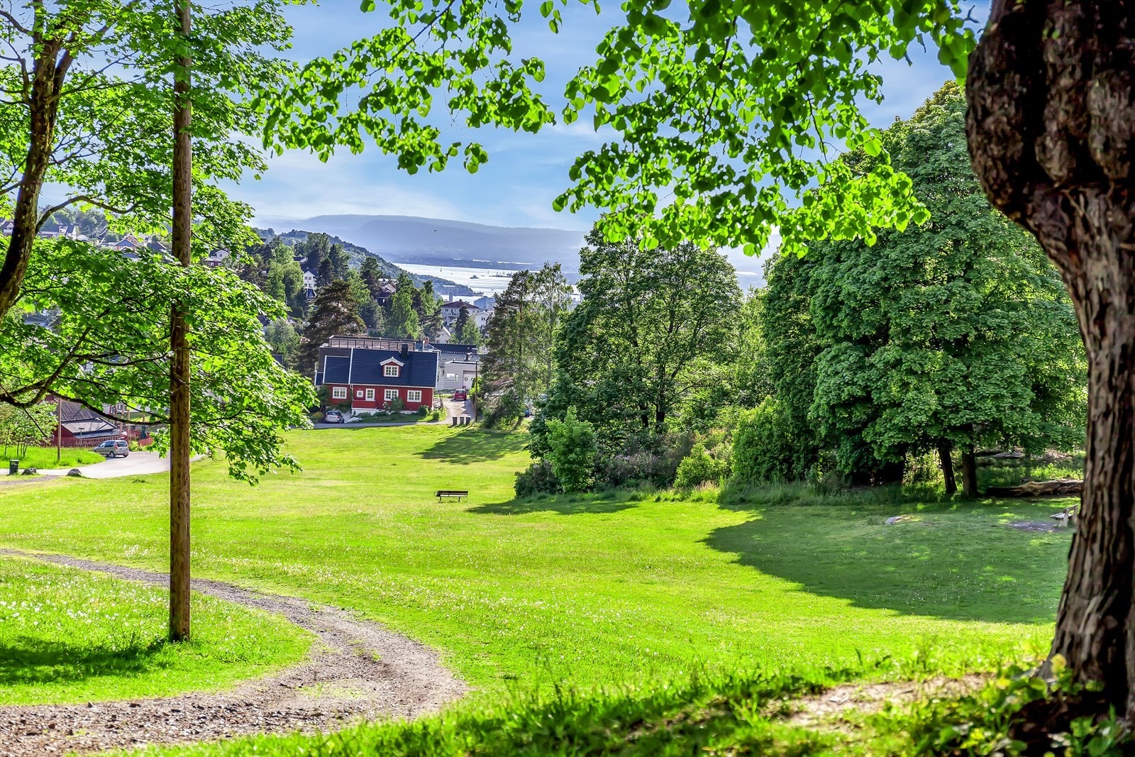 Nordre Skøyen hovedgård ligger kun få meter fra boligen. Tilbyr blant annet selskapslokale og flotte turmuligheter i Skøyenparken. Galleribilde