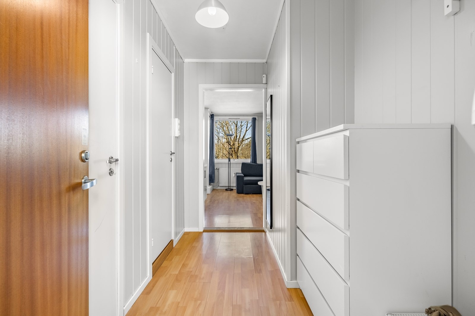 Du ønskes velkommen inn i en romslig og praktisk entré med god plass til å henge fra seg yttertøy og sette fra seg sko. Galleribilde