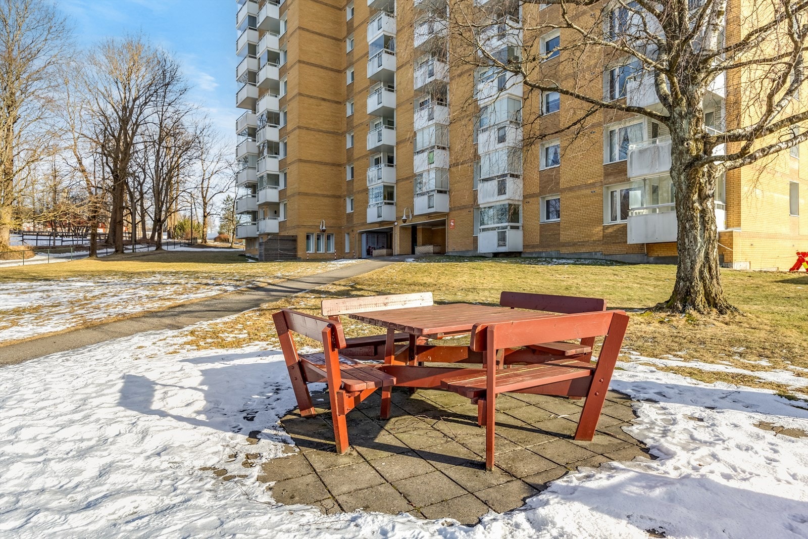 Borettslaget er pent oppabreidet med sitte plasser og flere grønt arealer. Galleribilde