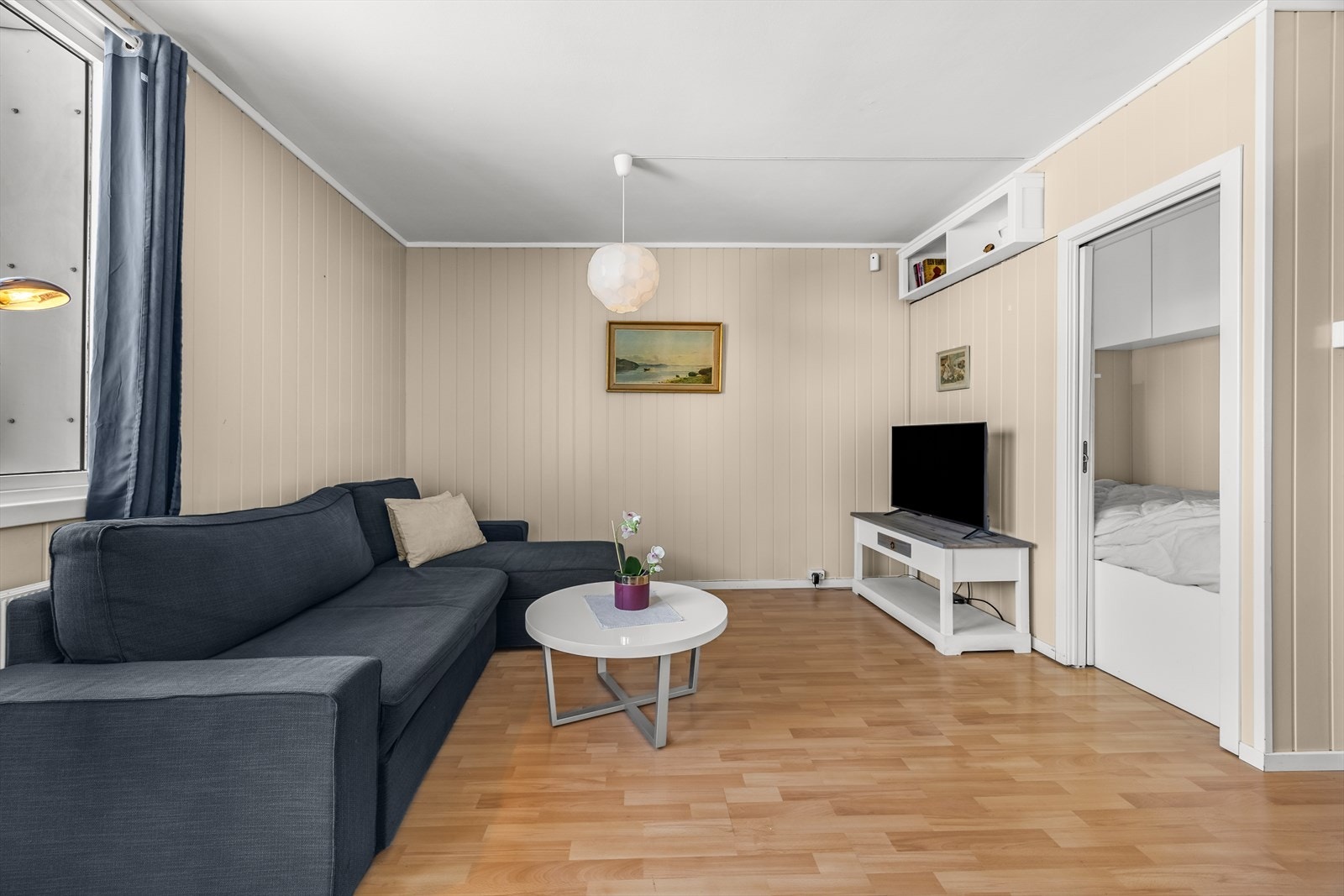 Etablert alkoveløsning med plassbygd seng og vegghengte skap. Lukkes med skyvedør. Galleribilde