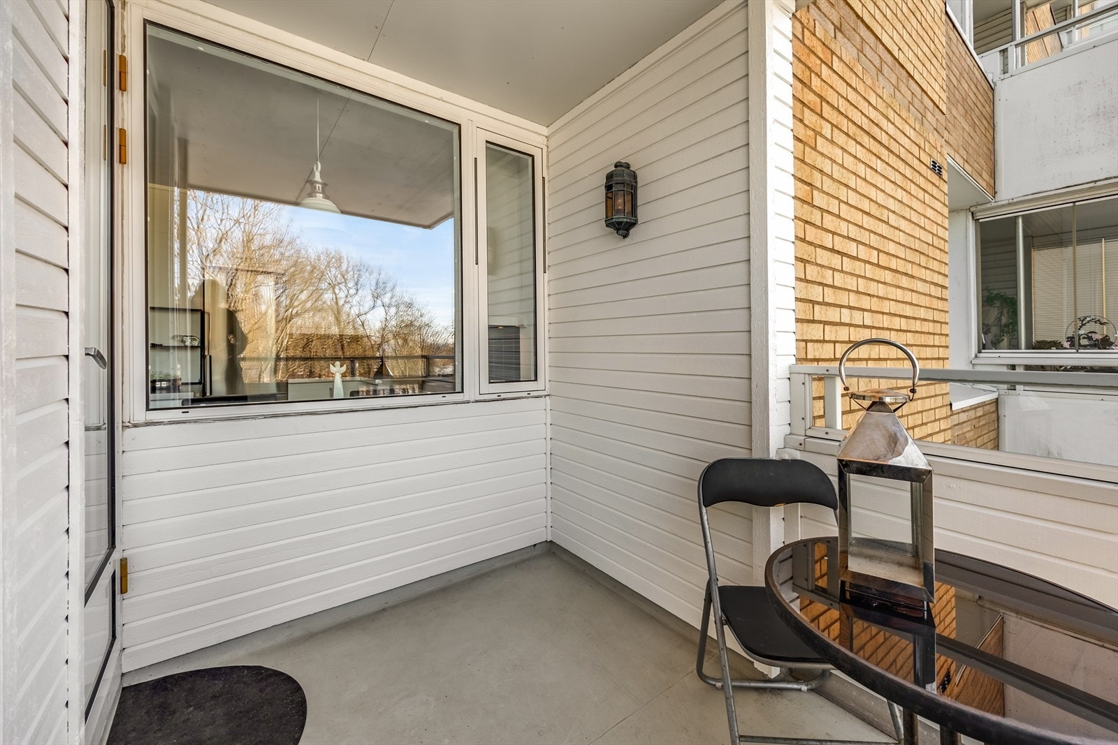 Fra stuen er det utgang til nordvestvend balkong på ca. 5m² med gode solforhold. Galleribilde