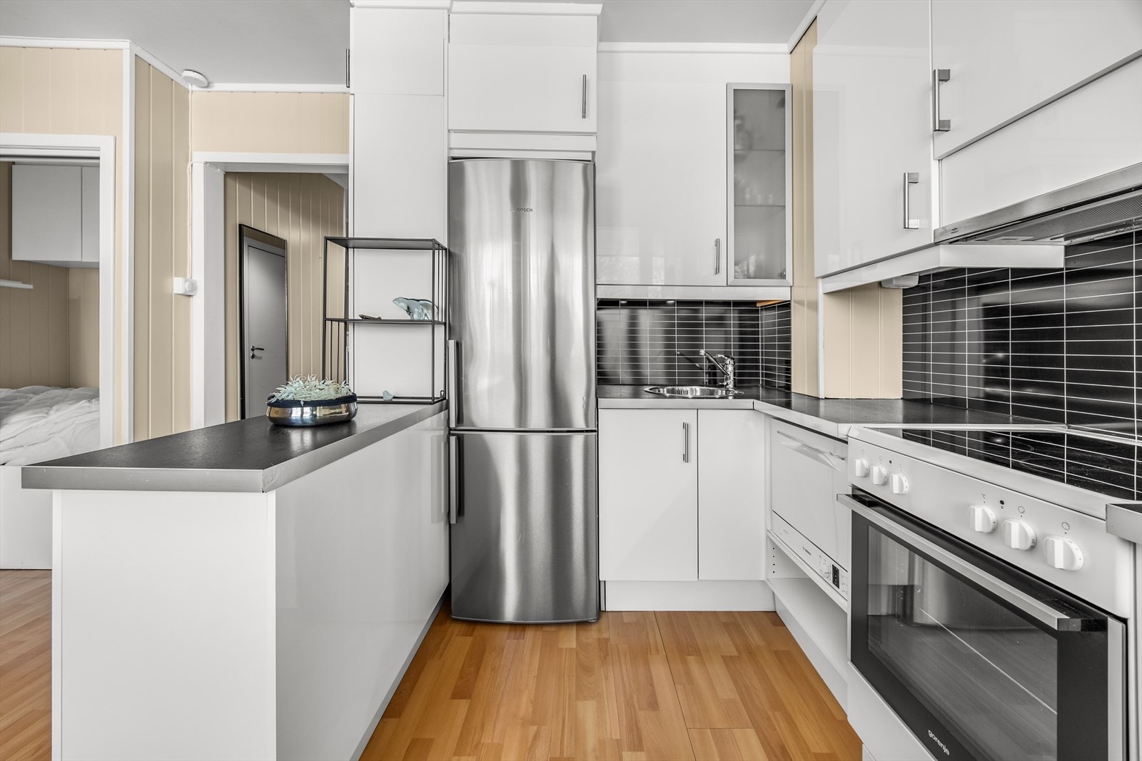 Kjøkkenet ligger i en åpen stue og kjøkkenløsning som skaper en sosial sone. Galleribilde