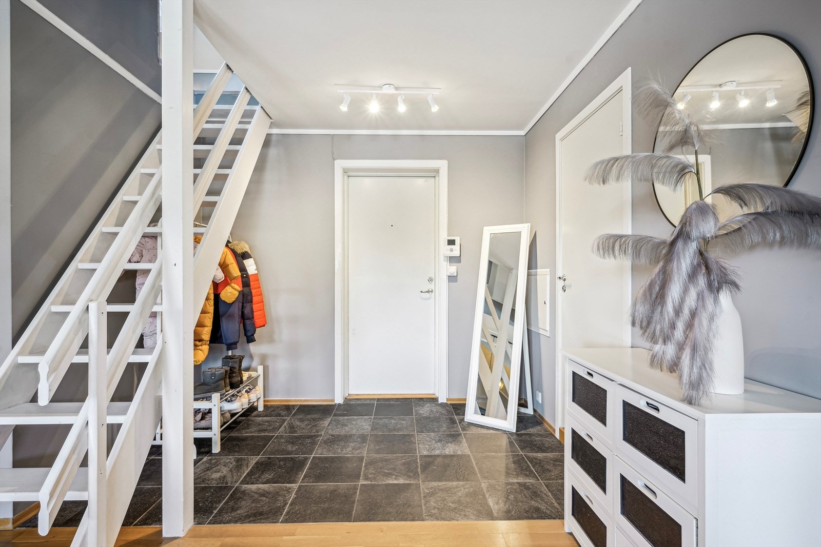 Lys og romslig entré. God plass til oppbevaring og enkel tilgang til baderommet. Galleribilde