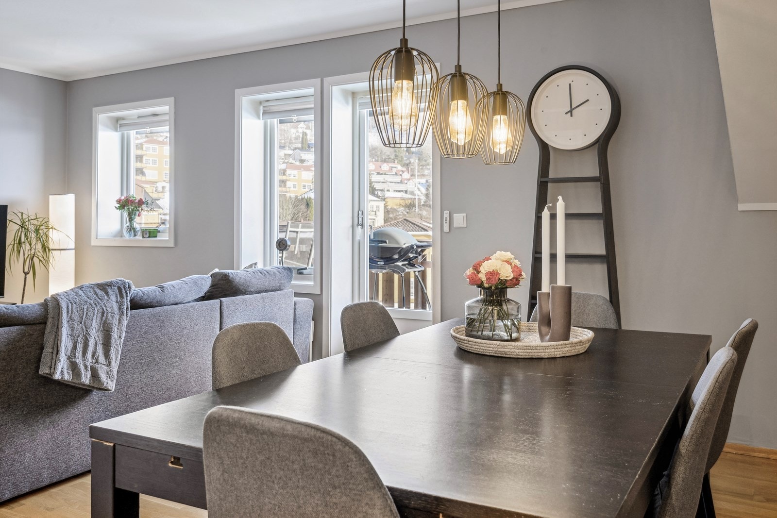 Lys og moderne stue med store vinduer som slipper inn mye naturlig lys. Galleribilde