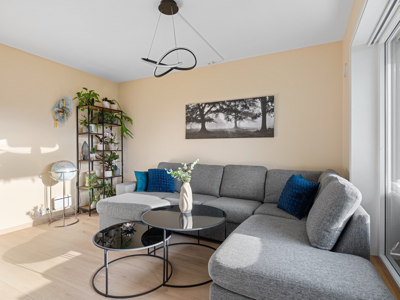 Stuen har plass til både sofa og spisebord Galleribilde