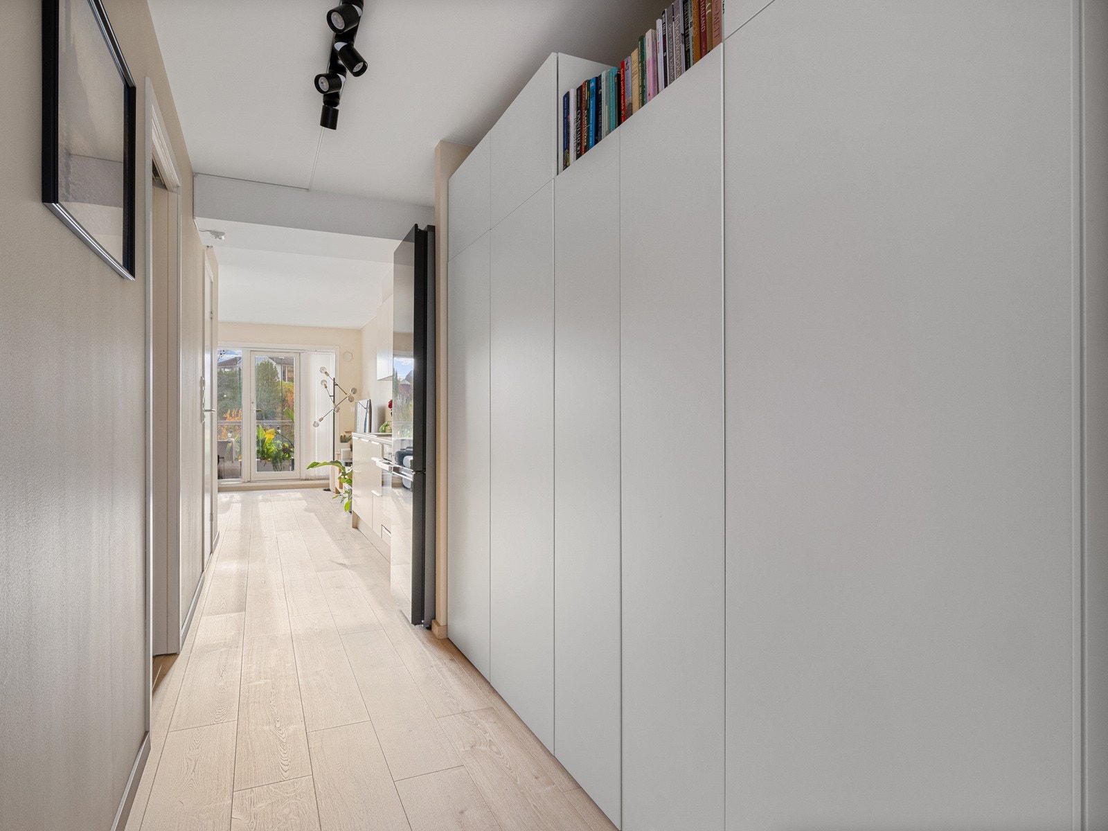 Rikelig med lagringsmuligheter i garderobeskapene langs veggen Galleribilde