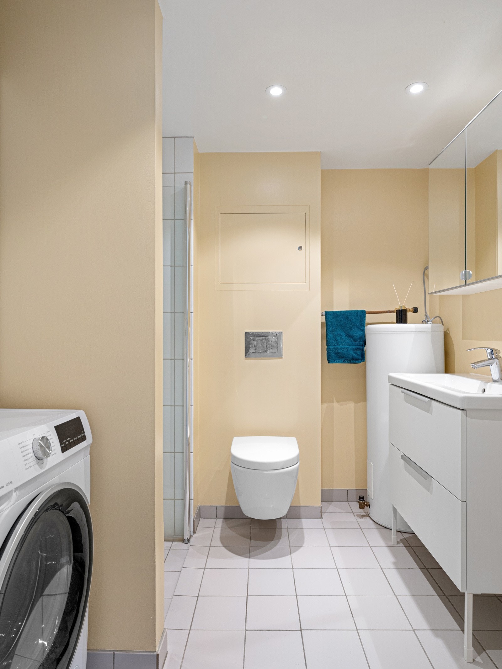 Pent bad med fliser og varme i gulvet, wc, dusj og opplegg for vaskemaskin Galleribilde