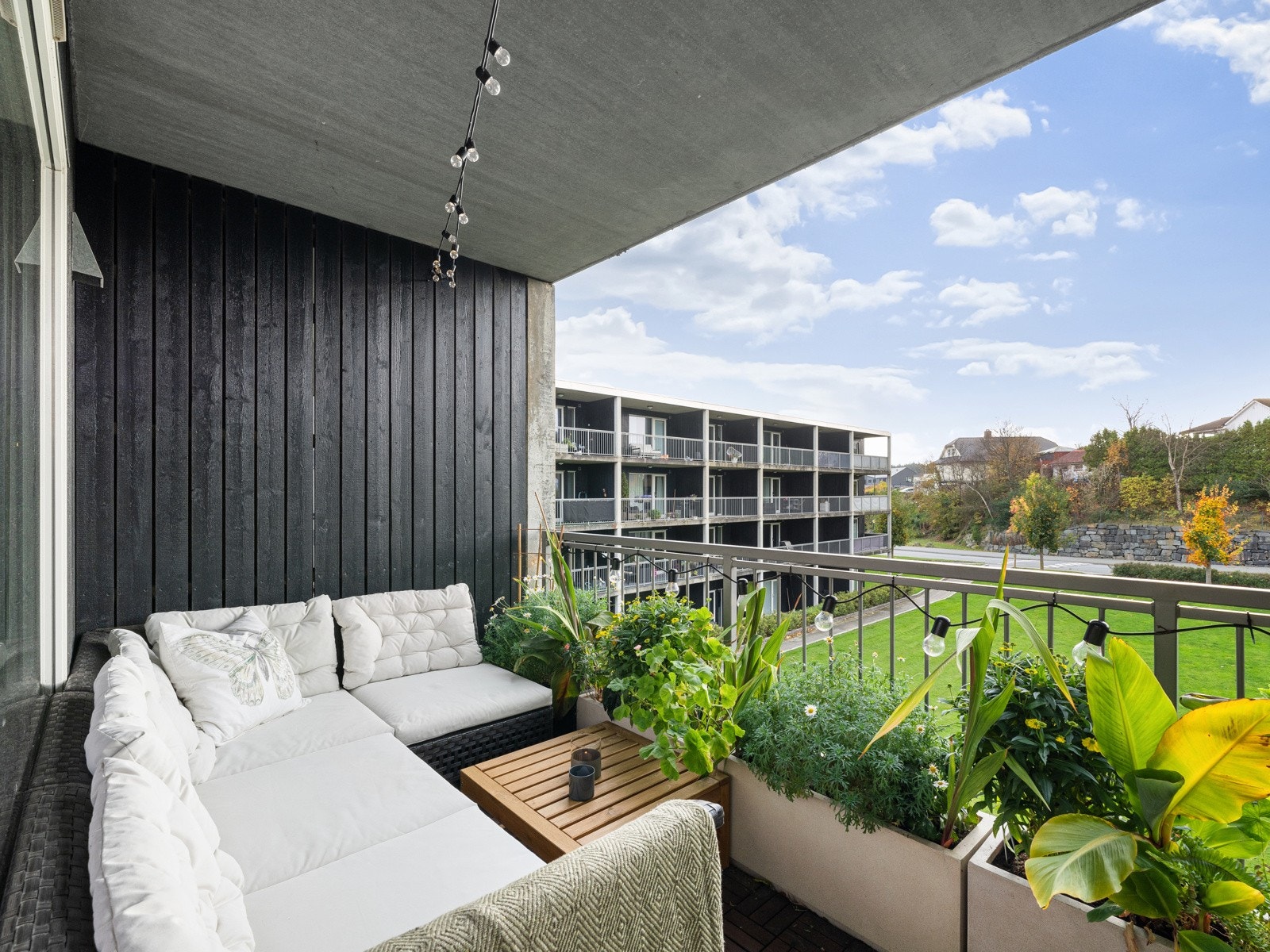 Her er det flott utsikt og god plass til utemøbler Galleribilde