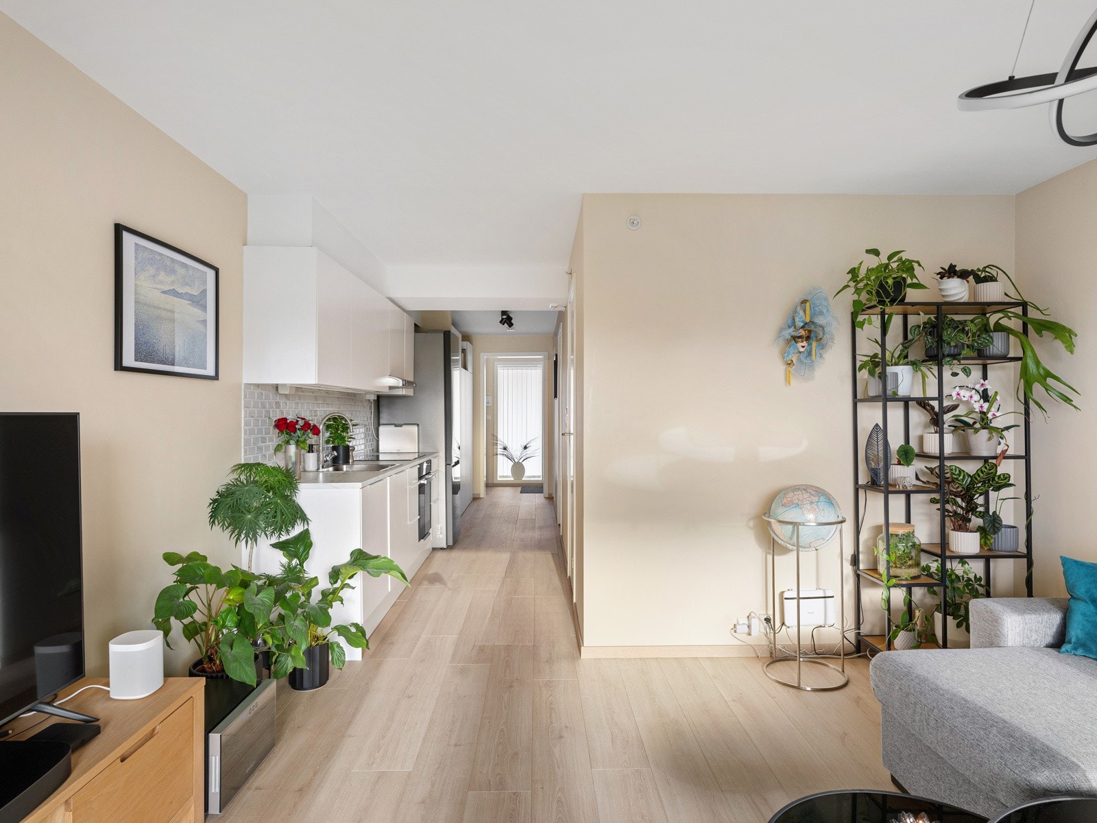 Stuen har nyere laminatgulv og malte slette vegger Galleribilde