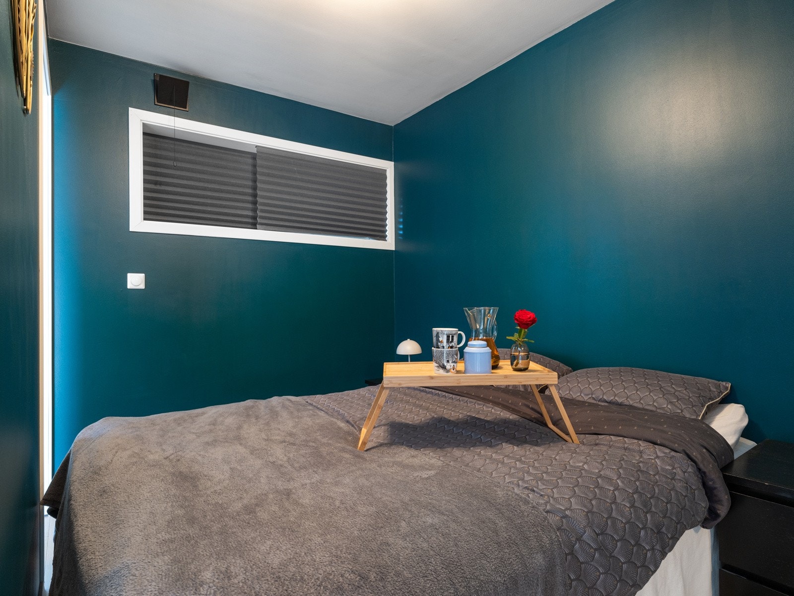 Romslig soverom med skyvedørsgarderobe Galleribilde