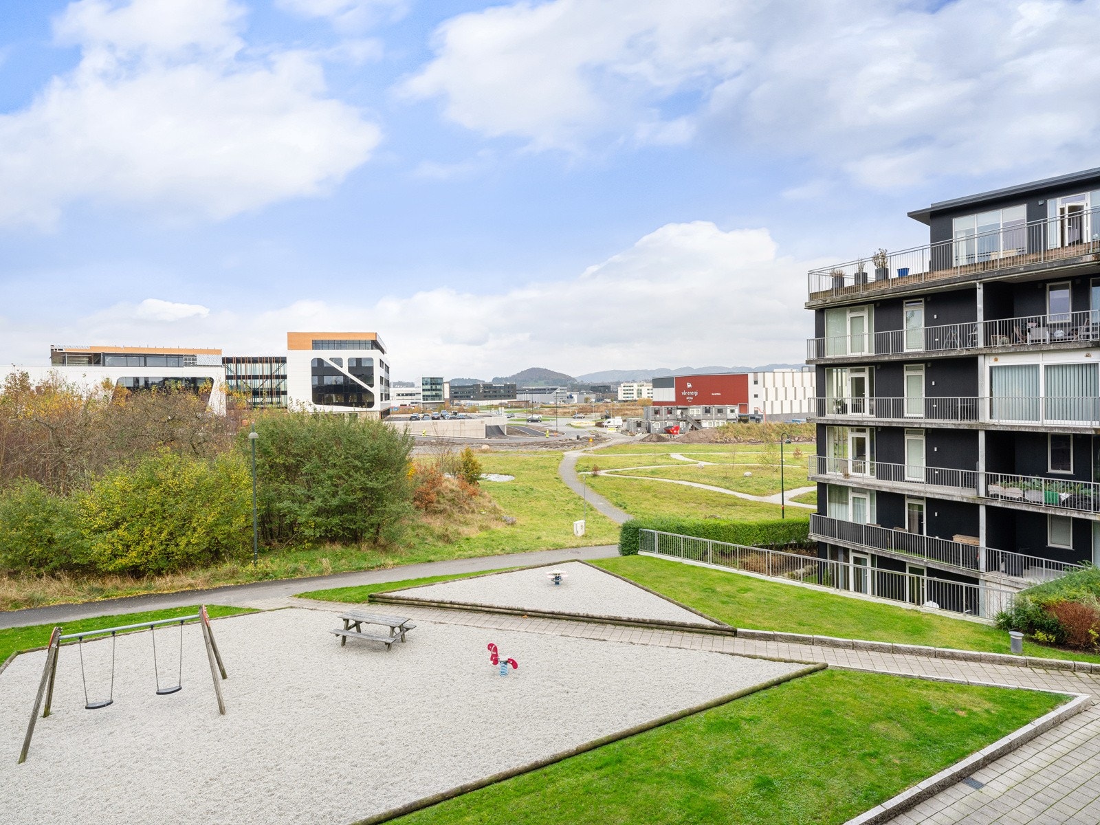 Flotte fellesområder med sittegrupper og lekeplasser Galleribilde